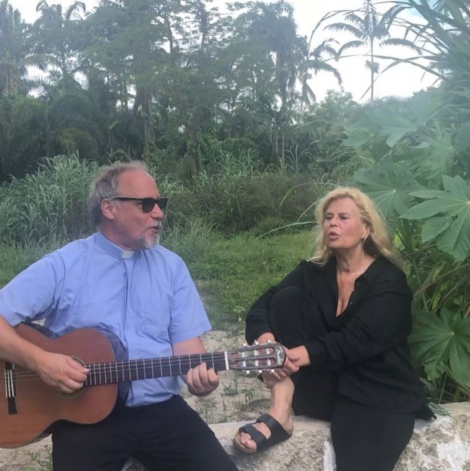 Viveca Bratt & Hans Hernberg singing while playing guitar
